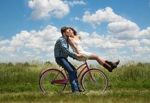 couple-romance-bike